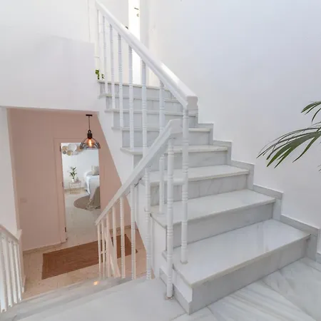 Beautiful Andalusian-style With Huge Private Pool, Outdoor Jacuzzi, Amazing Sea And Mountain Views, Close To The Beach, Walking Distance To Golf Courses And Amenities Hotell