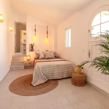 Beautiful Andalusian-style With Huge Private Pool, Outdoor Jacuzzi, Amazing Sea And Mountain Views, Close To The Beach, Walking Distance To Golf Courses And Amenities Hotell Estepona