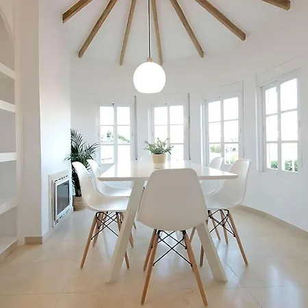 Beautiful Andalusian-style With Huge Private Pool, Outdoor Jacuzzi, Amazing Sea And Mountain Views, Close To The Beach, Walking Distance To Golf Courses And Amenities Estepona