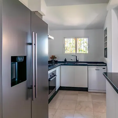 Beautiful Andalusian-style With Huge Private Pool, Outdoor Jacuzzi, Amazing Sea And Mountain Views, Close To The Beach, Walking Distance To Golf Courses And Amenities Szálloda 4*