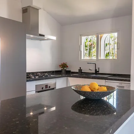 Beautiful Andalusian-style With Huge Private Pool, Outdoor Jacuzzi, Amazing Sea And Mountain Views, Close To The Beach, Walking Distance To Golf Courses And Amenities Szálloda 4*