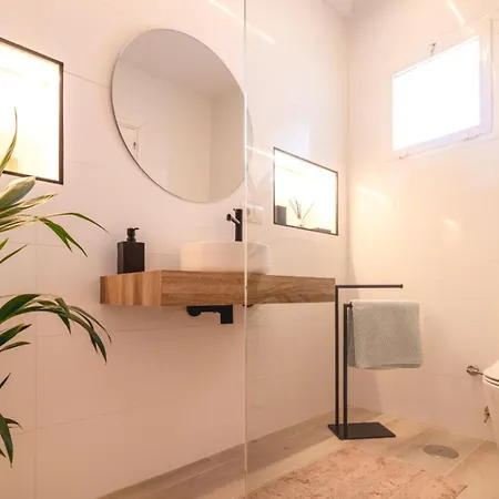 Beautiful Andalusian-style With Huge Private Pool, Outdoor Jacuzzi, Amazing Sea And Mountain Views, Close To The Beach, Walking Distance To Golf Courses And Amenities 4*